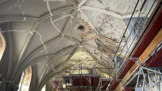 Restaurátoři odhalili v kostele Dolních Věstonicích rozsáhlou uměleckou výmalbu stěn a klenby