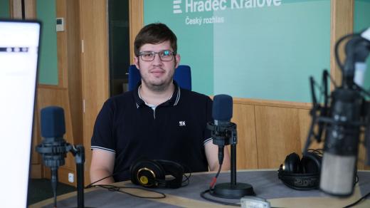 Libor Nevoránek ve studiu Českého rozhlasu Hradec Králové