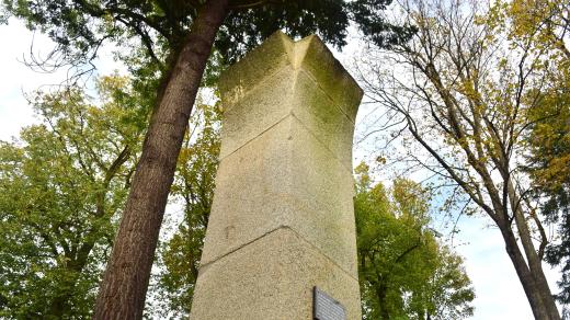 Mohutný kamenný sloup, který podpíral klenbu ve varně pivovaru v Chýnově, je dnes originálním pomníkem