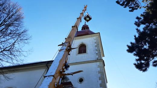 Osazení věže kostela svatého Bartoloměje v Hrádku nad Nisou