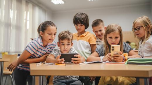 mobil, telefon, telefony ve školách (ilustrační foto)