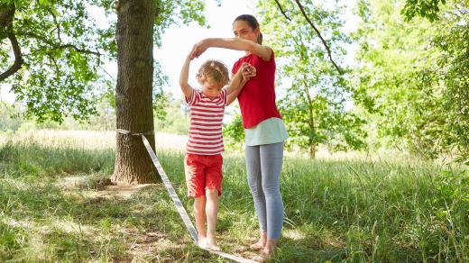 Slacklining pomáhá zpevňovat tělo