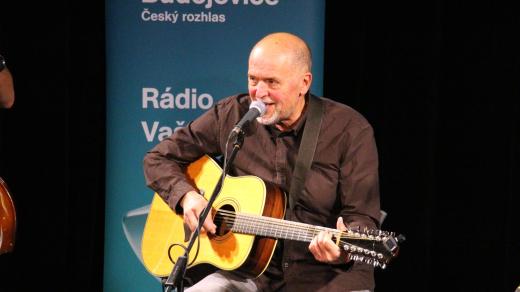 Honza Vančura a kapela Plavci při vystoupení ve studiovém sále Českého rozhlasu České Budějovice