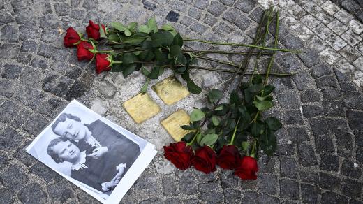 Na Ulrychově náměstí v Hradci Králové před domem číslo 762 jsou v dlažbě tři Stolpersteiny, neboli kameny zmizelých