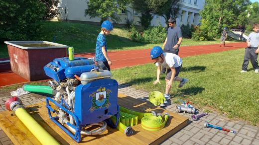 Trénink mladých hasičů v požárním sportu