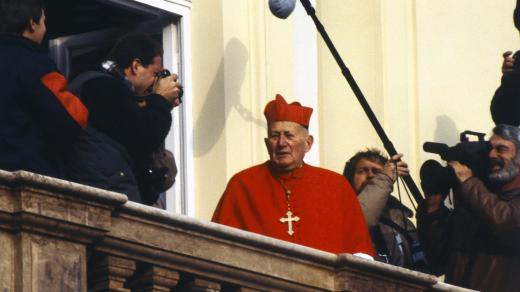 Arcibiskup pražský a primas český František kardinál Tomášek zdraví věřící z balkonu Arcibiskupského paláce po mši svaté u příležitosti kanonizace Anežky Přemyslovny 25. listopadu 1989