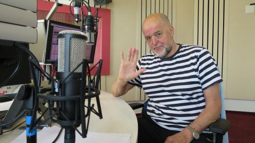 Jan Vančura ve studiu Českého rozhlasu Hradec Králové