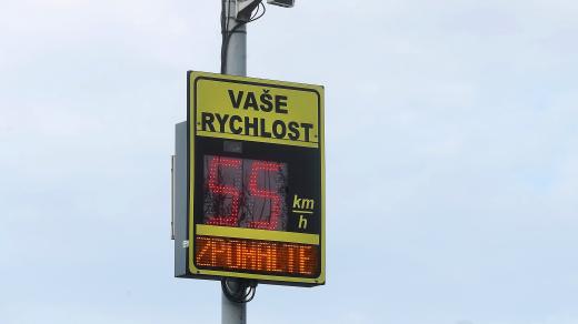Radar s displejem ukazujícím rychlost