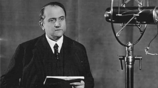 Jiří Horák u rozhlasového mikrofonu (1938)