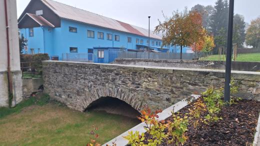 Prostranství mezi bytovými domy v ulicích Karla Weisse a Sklářská ve Vimperku se proměnilo