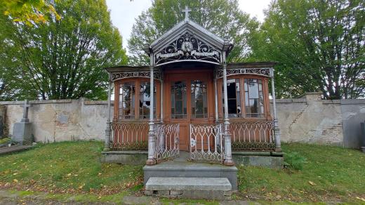 Jedna ze zajímavých, ale neudržovaných rodinných hrobek na vysokomýtském hřbitově