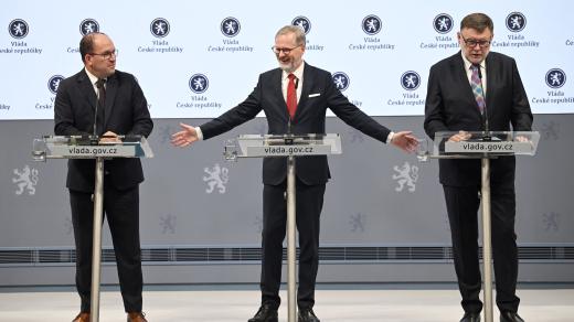Ministr zemědělství Marek Výborný (KDU-ČSL), premiér Petr Fiala (ODS) a ministr financí Zbyněk Stanjura (ODS) na briefinku po jednání vlády