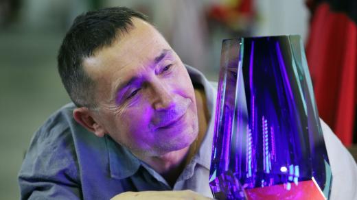 Zdeněk Drobný pracuje v karlovarské sklárně Moser 51 let. Vázu Hruška vyráběl bezmála 10 let