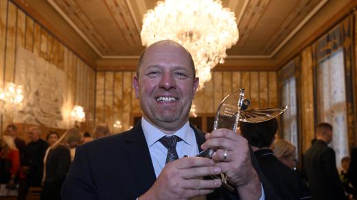 Josef Zima při přebírání Ceny Michala Velíška