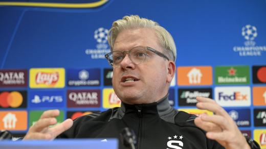 Trenér pražské Sparty Lars Friis na tiskové konferenci před zápasem Ligy mistrů s Atlétikem Madrid