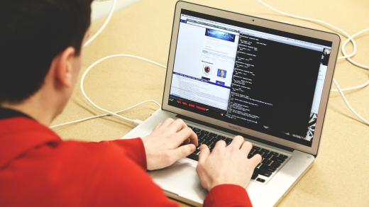 Hacker, osobní data, únik dat, kyberbezpečnost (ilustrační foto)