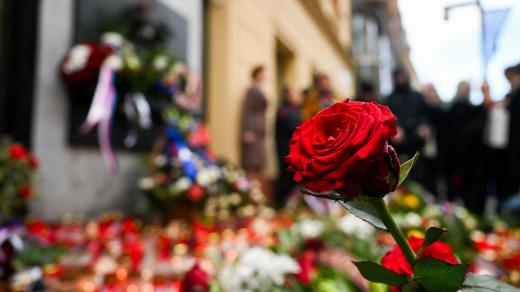 Památník 17. listopadu tak rychle obklopila spousta věnců, svíček a červených růží