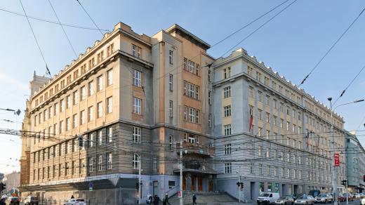 Architektem budovy Zemského domu III byl Karel Nahůnek