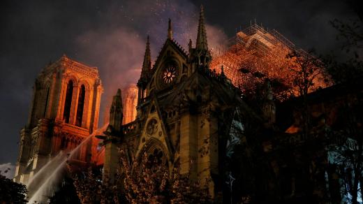 Požár katedrály Notre-Dame vypukl v prostoru střechy během rekonstrukce 15. dubna 2019 večer. Příčina nebyla dosud zcela objasněna, oheň mohla způsobit závada v elektroinstalaci či nedopalek cigarety