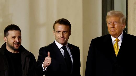 Při slavnostní mši se setkali například (zleva) ukrajinský prezident Volodymyr Zelenskyj, francouzský prezident Emmanuel Macron a vítěz amerických prezidentských voleb Donald Trump
