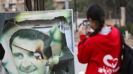 Lidé v ulicích syrských měst například pálí podobizny uprchlého autoritáře Bašára Asada