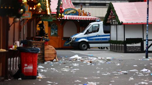 Policejní vůz na místě, kde na vánočním trhu v Magdeburku vjelo auto do davu