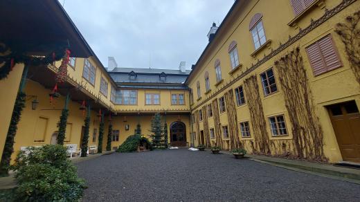 Vánočně vyzdobené nádvoří zámku ve Slatiňanech
