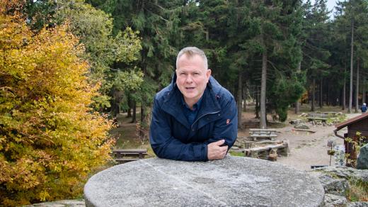 Marek Řeháček v kraji, kde se nespěchá. Konkrétně u kamenného stolu u rozhledny Štěpánka