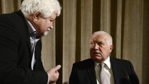 Zleva Petr Pithart a Václav Klaus v roce 2014