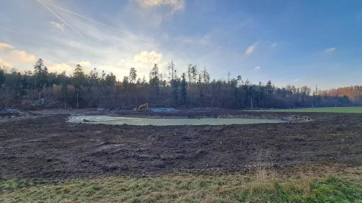 Kopání jedné ze dvou nových tůní ve Stínavě na Prostějovsku