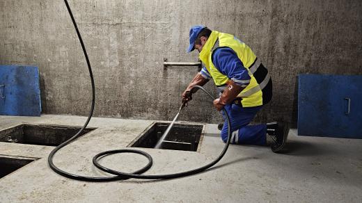 Ztuhlý tuk se nedá odstranit jinak než fyzicky, lopatou a tlakovou vodou