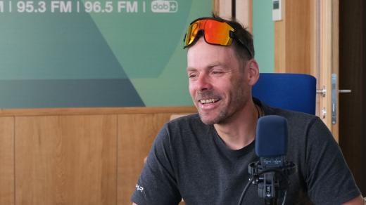 Zdeněk Hák ve studiu Českého rozhlasu Hradec Králové