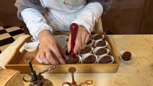 Každý krumpel zdobí písmeno A. Na památku cukráře Aloise Atkáryho