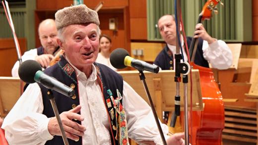 Václav Dolejš s kapelou Úsměv z Horní Břízy v pořadu U muziky s Plzeňáky v Českém rozhlasu Plzeň, rok 2019