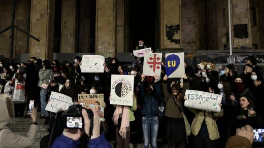 Rustaveliho třída ve městě Tbilisi, kde protestují Gruzínci proti současné vládě