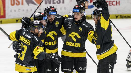 Hokejisté Litvínova oslavují gól proti Karlovým Varům