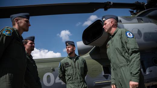 Na vrtulníkové základně před bitevníkem Viper