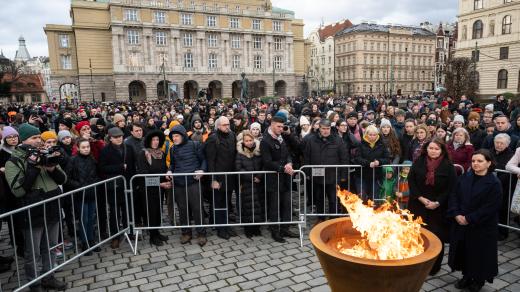 Poté rektorka z děkankou zapálily symbolický oheň, který by měl hořet celý leden