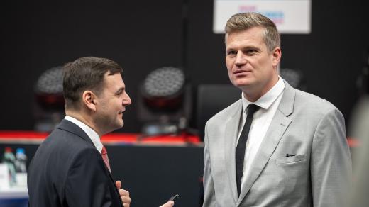 Předseda strany Motoristé sobě Petr Macinka (vlevo) a europoslanec Filip Turek na prvním oficiálním kongresu Motoristů v pražské Královce