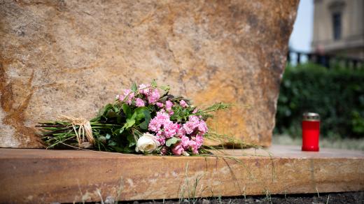 Na pomníku obětí střelby na FF UK leží květiny nebo svíčky