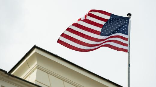 Americká vlajka na velvyslanectví USA