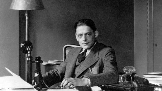 Thomas Stearns Eliot (1888–1965) u jeho stolu