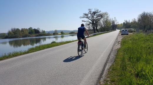Úzká a frekventovaná silnice u Zlivi, kde by měla vzniknout jedna z nejdražších cyklostezek v Čechách