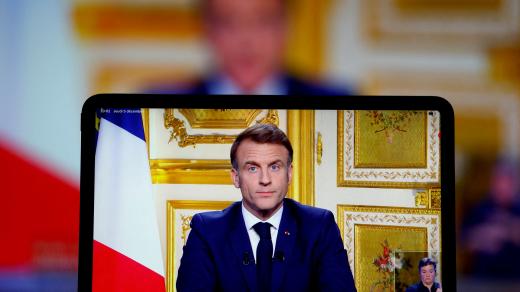 Francouzský prezident Emmanuel Macron na obrazovce při svém televizním projevu k národu poté, co byla v parlamentu svržena vláda premiéra Michela Barniera při hlasování o nedůvěře, Paříž, Francie, 5. prosince 2024