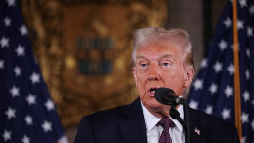 Donald Trump na tiskové konferenci ve svém floridském sídle