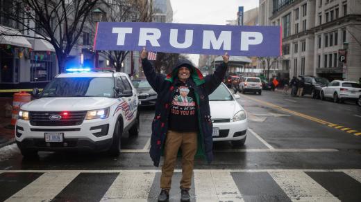 58letý veterán ze Severní Karolíny před Capital One Arenou před shromážděním na podporu zvoleného prezidenta USA Donalda Trumpa