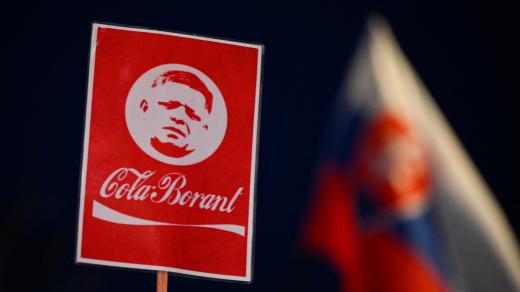 Demonstranti na protivládním protestu v Bratislavě, Slovensko, 24. ledna 2025