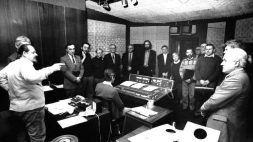 Josef Henke (vlevo) představuje poslancům České národní rady rozhlasové studio (1991)