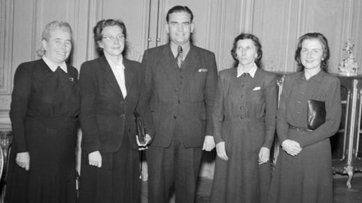 Zleva poslankyně Barbora Škrlantová, Milada Horáková a legační tajemník Nivikov, další členka delegace dr. Čermáková a neidentifikovaná žena při předání pozdravné ardesy československých žen ženám SSSR k 30. výročí SSSR v roce 1947