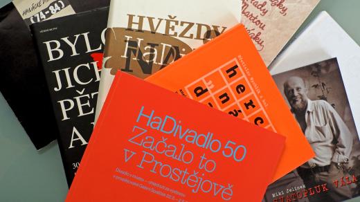 Vyšly dvě knihy o padesátileté historii HaDivadla